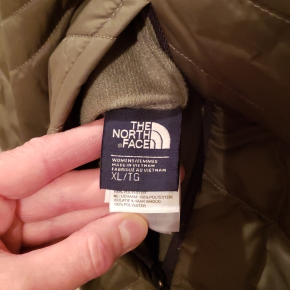 North Face Women's fleece lined vest - Picture 5 of 7
